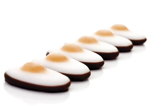 Fila Huevos Fritos Fondant Aislados Blanco —  Fotos de Stock
