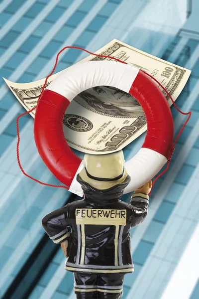 Feuerwehrmann Hält Einen Rettungsring Mit Uns Dollarnoten Greenbacks Vor Einem — Stockfoto