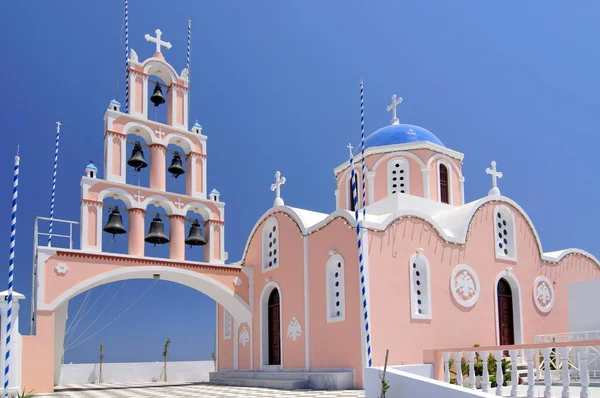六つの鐘と鐘楼とピンクとライト ブルー ギリシャ教会イア サントリーニ島 ギリシャ ヨーロッパ — ストック写真