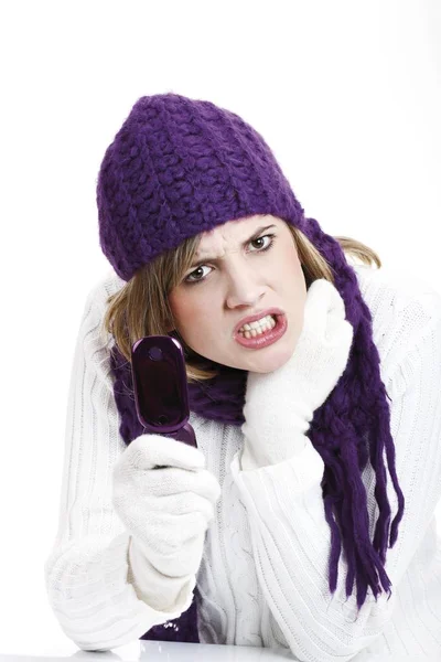 Jeune Femme Portant Une Casquette Laine Violette Une Écharpe Tenant — Photo