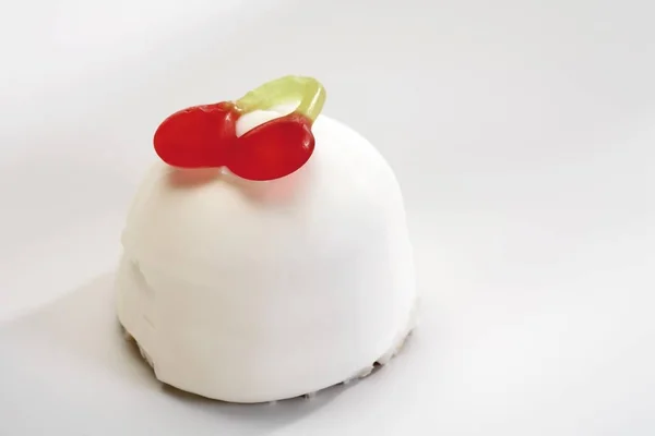 Marshmallow Traktatie Gegarneerd Met Cherry Jujube Winegum — Stockfoto