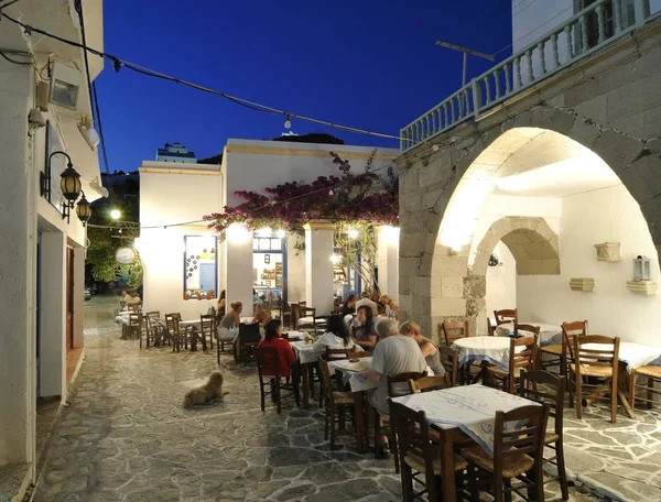 Restaurante Rua Típico Grego Com Mesas Madeira Noite Ciclones Grécia — Fotografia de Stock