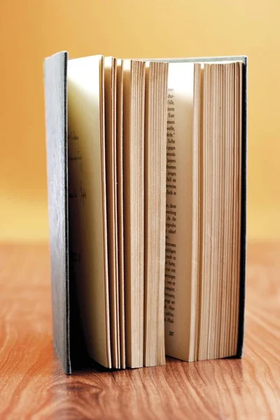 Fából Készült Asztal Egyenesen Könyv — Stock Fotó