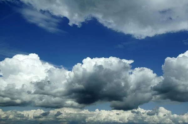 Awan putih di langit biru — Stok Foto