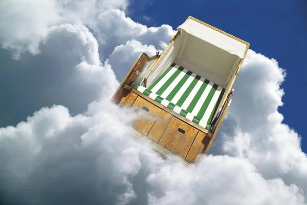 Telhado Vime Cadeira Praia Nas Nuvens — Fotografia de Stock