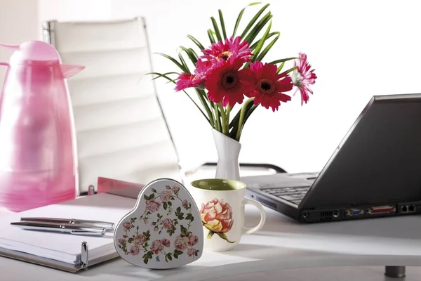 小花花束和一个包裹在桌上 — 图库照片