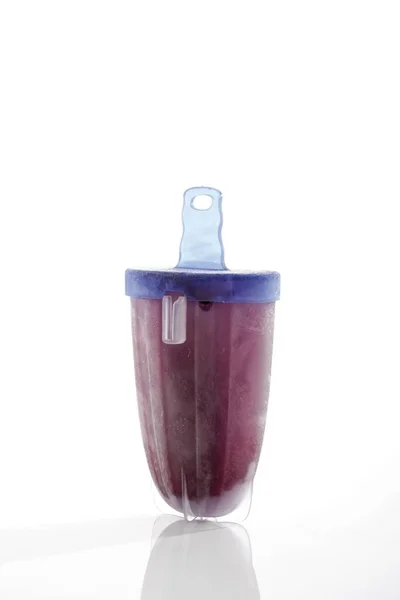 自制冰棒或冰棒棒糖 含有樱桃味的冰棒糖的霉菌 — 图库照片