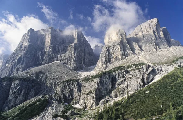 Gruppe Von Zerklüfteten Bergen Und Dünnen Wolken Dolomiten Bozen Italien — Stockfoto