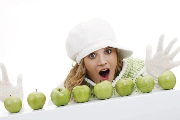 Ung Kvinna Polokrage Tröja Med Mogna Färska Äpplen — Stockfoto