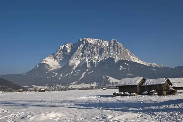 Widok Góry Zugspitze Małe Miasta Ehrwald Tyrol Austria Europa — Zdjęcie stockowe