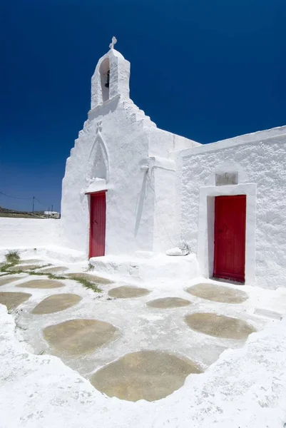 Small Greek Orthodox Chapel Little Forecourt Red Wooden Door Mykonos — Stock Photo, Image