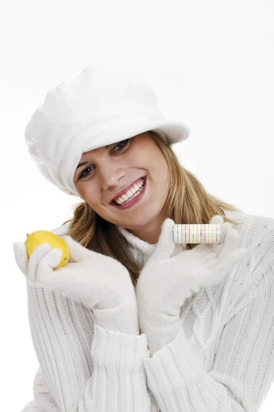 Jovem Mulher Uma Camisola Gola Alta Branca Com Limão Isolado — Fotografia de Stock
