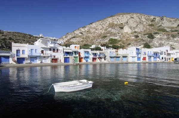 Havet Och Fiskebåt Framför Färggranna Fiskarnas Hus Den Fiske Byn — Stockfoto