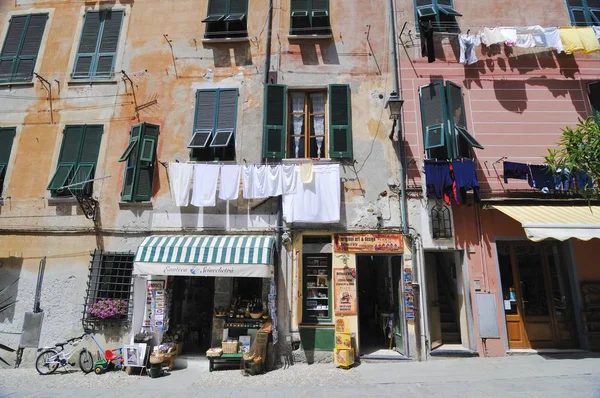 Фасад Дома Небольшим Магазином Бельевыми Линиями Vernazzo Liguria Cinque Terre — стоковое фото