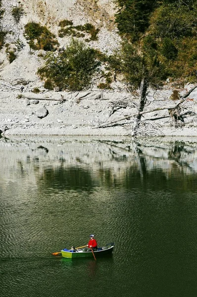 Рыбак Лодке Sylvensteinsee Бавария Германия Европа — стоковое фото