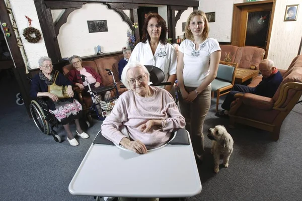 Κάτοικοι Και Φροντιστές Νοσηλευτικό Προσωπικό Στην Κοινή Αίθουσα Του Γηροκομείου — Φωτογραφία Αρχείου