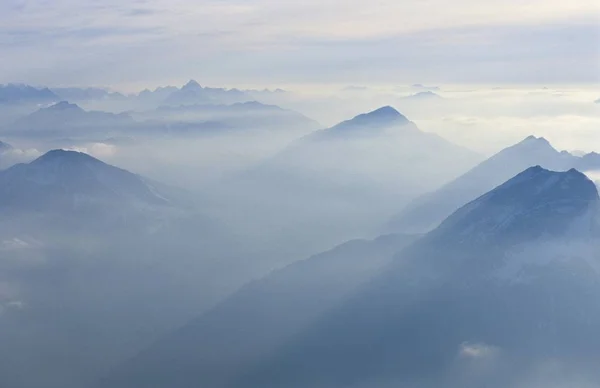 Siluetas Montaña Nebulosas Vista Desde Cumbre Del Monte Zugspitze Wetterstein —  Fotos de Stock