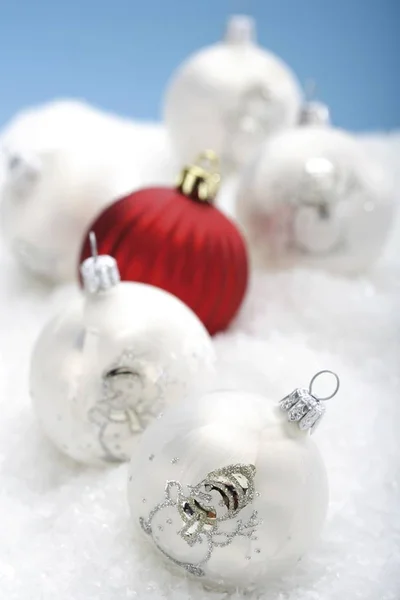 Hermosas decoraciones bolas de Navidad — Foto de Stock