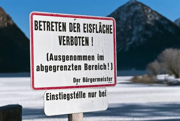 Jetée Avec Panneau Marchant Sur Glace Interdite Lac Gelé Lac — Photo