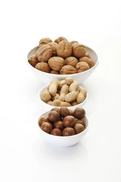Různé Druhy Ořechů Keramické Misky Macadamia Ořechy Arašídy Lískové Ořechy — Stock fotografie