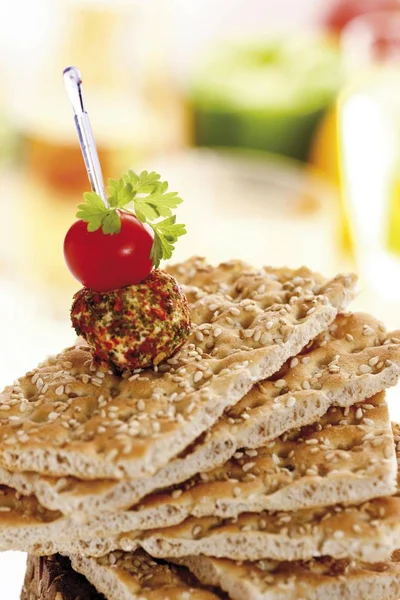 Crispbread Com Cheeseball Coquetel Tomate — Fotografia de Stock