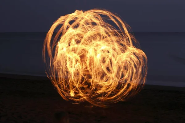 Akşam Meşale Dans Beach Yangın Işıklar — Stok fotoğraf