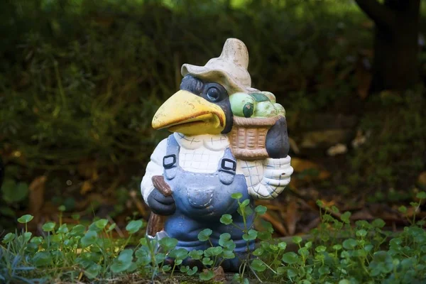 草の庭の Gnome レイヴン — ストック写真