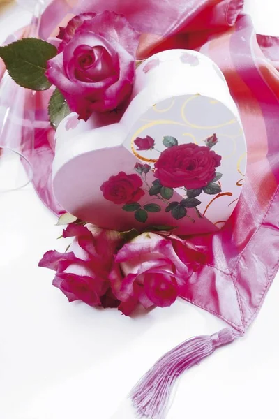 Heart Shaped Gift Box Roses Silky Cloth — Stock Photo, Image