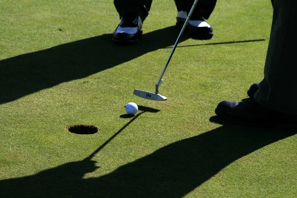 Dois Golfistas Colocando Campo Golfe Vista Parcial — Fotografia de Stock