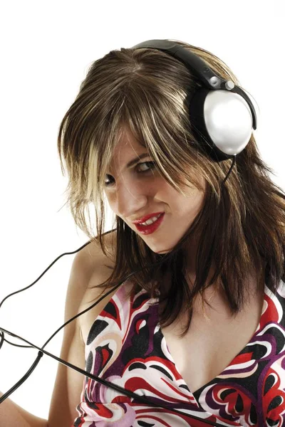 Молода Жінка Навушниками Ізольована Білому Тлі — стокове фото