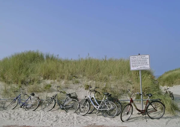 Ποδήλατα Σταθμευμένα Κάτω Από Ένα Σημάδι Juist Νησί Κάτω Σαξονία — Φωτογραφία Αρχείου