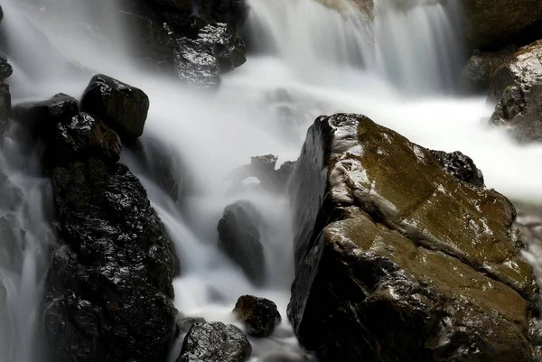 Pulvérisation Eau Sur Les Rochers Kuhflucht Falls Farchant Bavière Allemagne — Photo