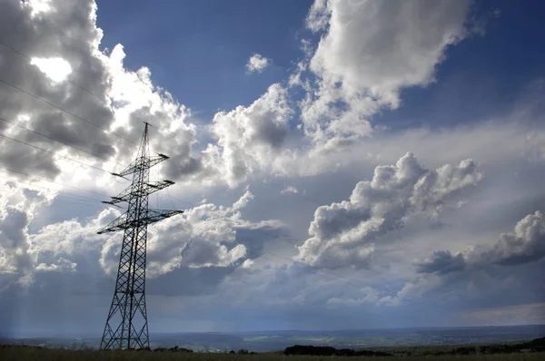 Power Pole Med Overskyet Himmel - Stock-foto