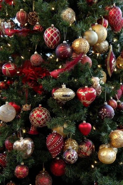 Kerstboom met versieringen — Stockfoto