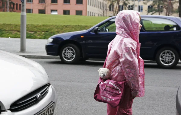 Dítě Přecházející Ulici Berlín Německo Evropa — Stock fotografie