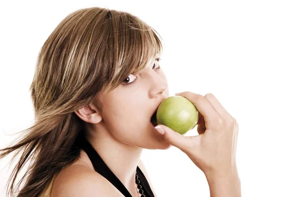 Ung Kvinna Äta Ett Grönt Äpple Isolerad Vit Bakgrund — Stockfoto