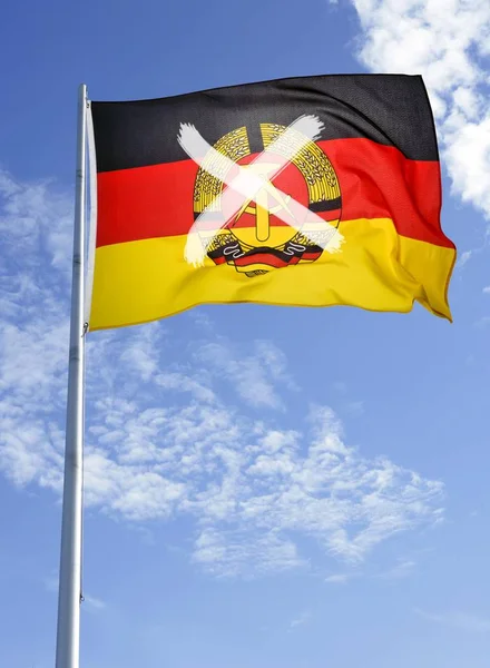 Gdren Flagga Överstruket Flaggstången Framför Molnig Himmel — Stockfoto