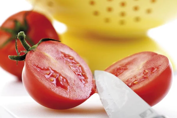 Gesneden tomaten met mes — Stockfoto