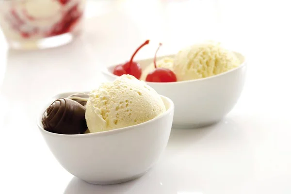 Чашки Ванильного Мороженого Украшенные Шоколадными Пралине Вишнями Мараскино — стоковое фото