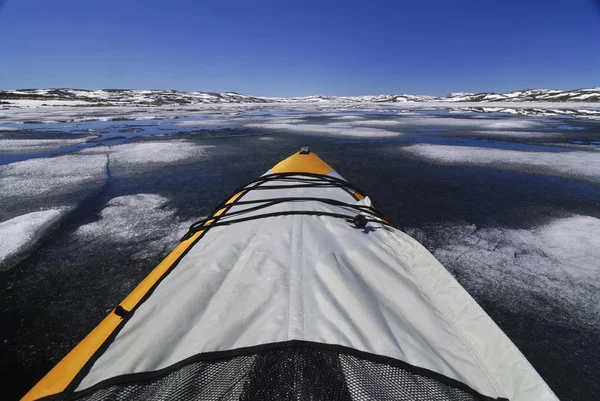 Spitze Eines Kajaks Auf Einem See Mit Eisschollen Sogn Fjordane — Stockfoto