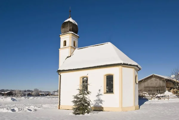 Vita kapellet i vinter Bayern — Stockfoto