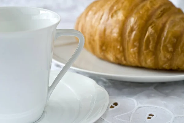 Tasse Kaffee Und Croissant — Stockfoto