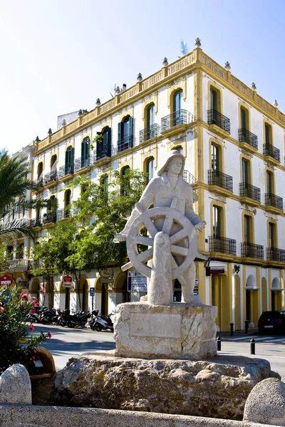 Edificio Antiguo Con Monumento Gente Mar Puerto Eivissa Ibiza Baleares —  Fotos de Stock