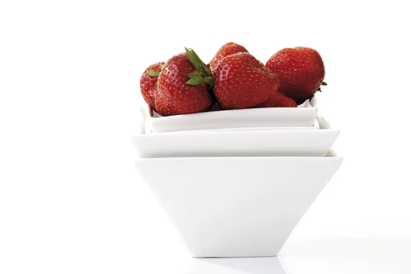 Schüssel Mit Erdbeeren Auf Weißem Hintergrund — Stockfoto