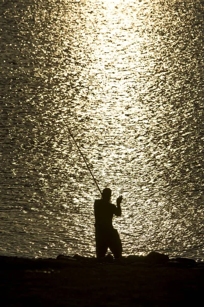 Visão Traseira Homem Peixe Perto Água Mar Por Sol — Fotografia de Stock