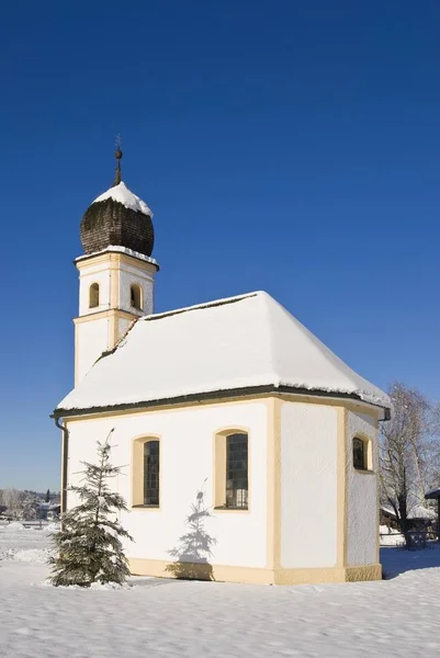 Vita kapellet i vinter Bayern — Stockfoto