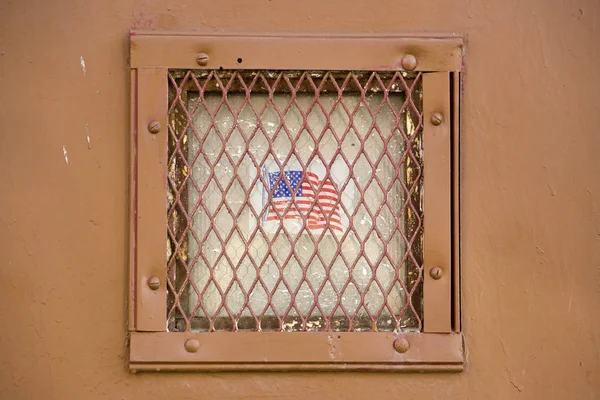 Τοίχου Παράθυρο Και Την Αμερικανική Σημαία — Φωτογραφία Αρχείου