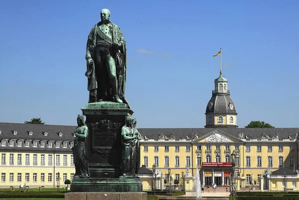 Monumento Frente Castelo Karlsruhe Castelo Karlsruhe Baden Wuerttemberg Alemanha Europa — Fotografia de Stock