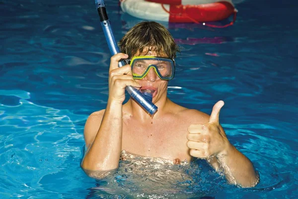 Jongeman Zwembad Met Snorkel — Stockfoto