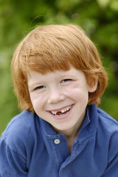 Pojke Med Tand Gap Utrymme Förlora Sin Baby Tänder Löv — Stockfoto